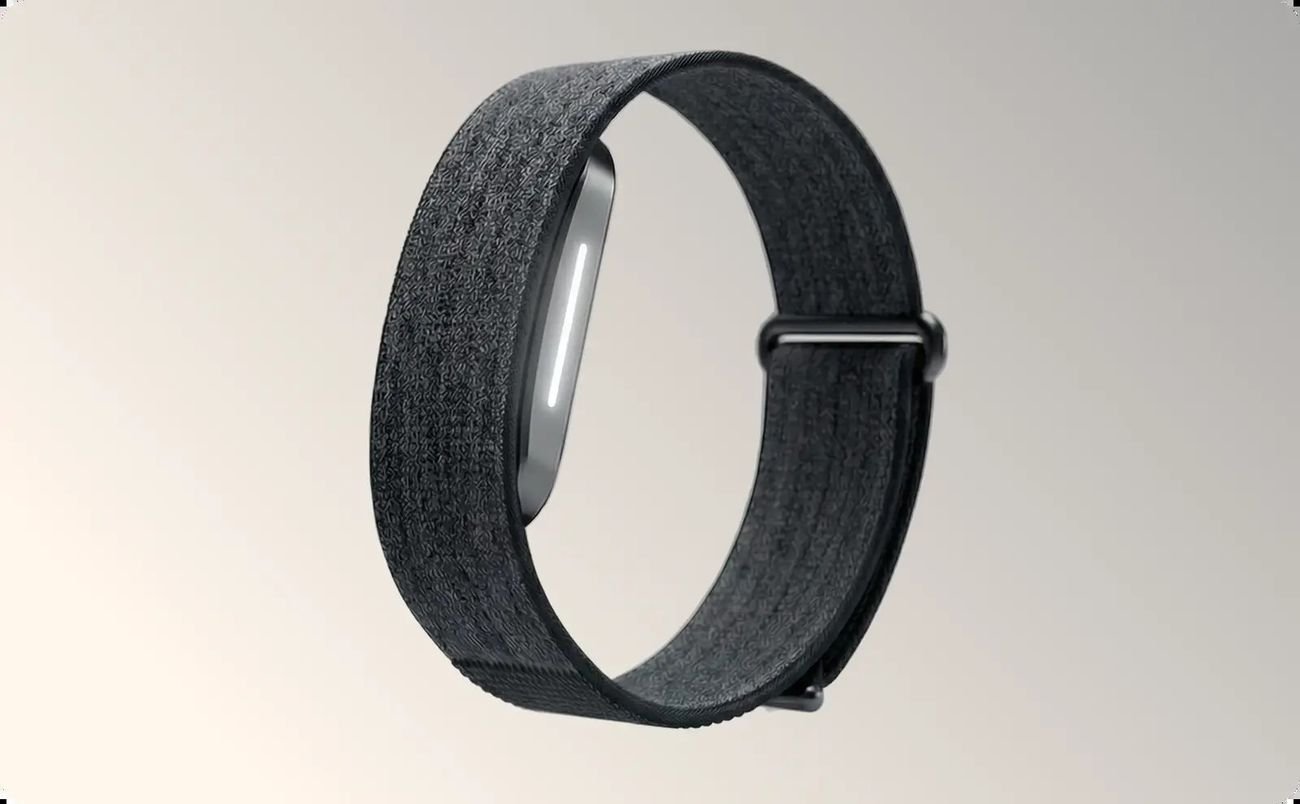 Hochwertige Studioaufnahme des Hume Band 2.0 im schrägen Winkel